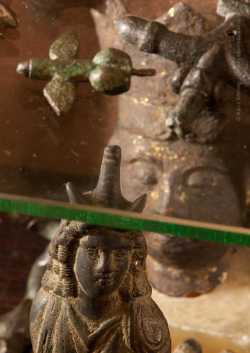 photo: close-up on selected small scale ancient sculptures from Siegmund Freud's collection