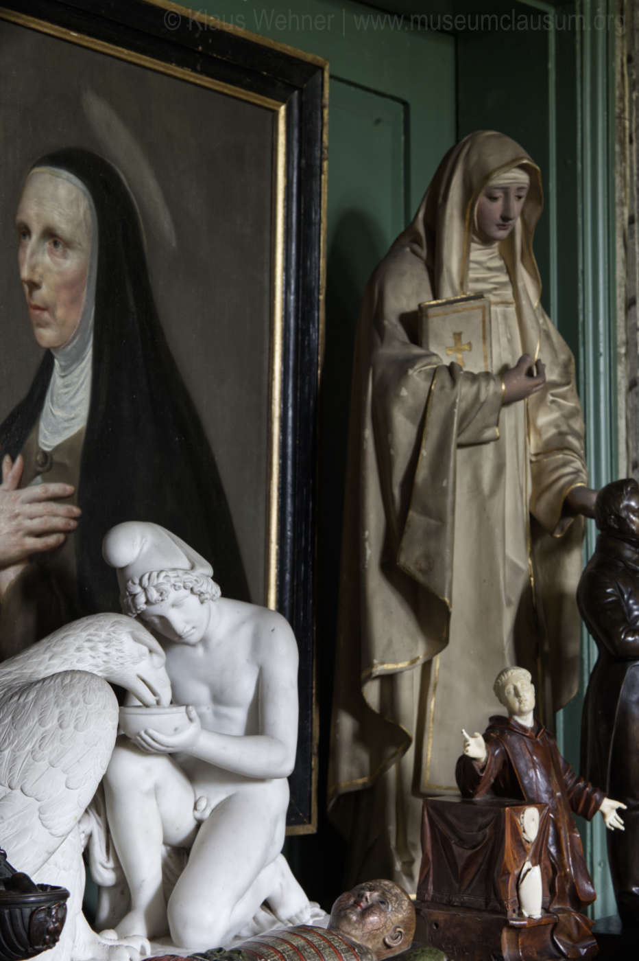 Close-up crop on selected sculptures and paintings of the collection.