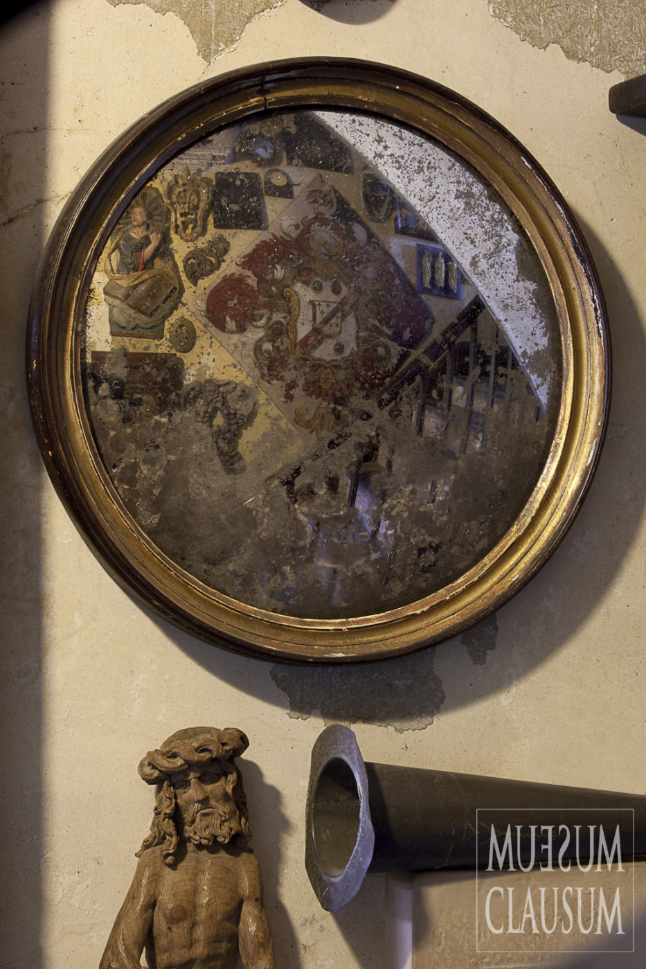 Close-up crop on selected sculptures and paintings of the collection.