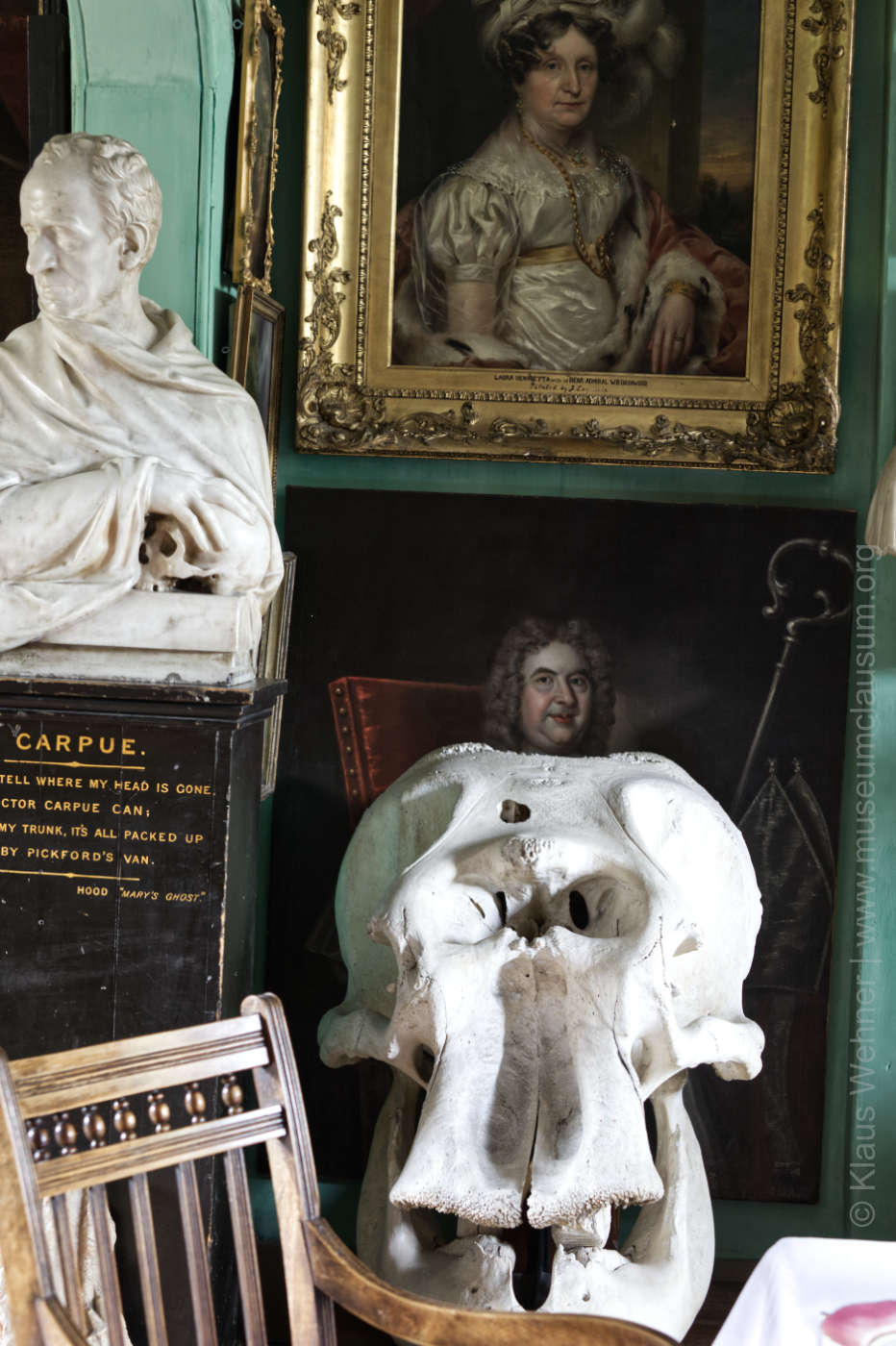 Close-up crop on selected sculptures and paintings of the collection.