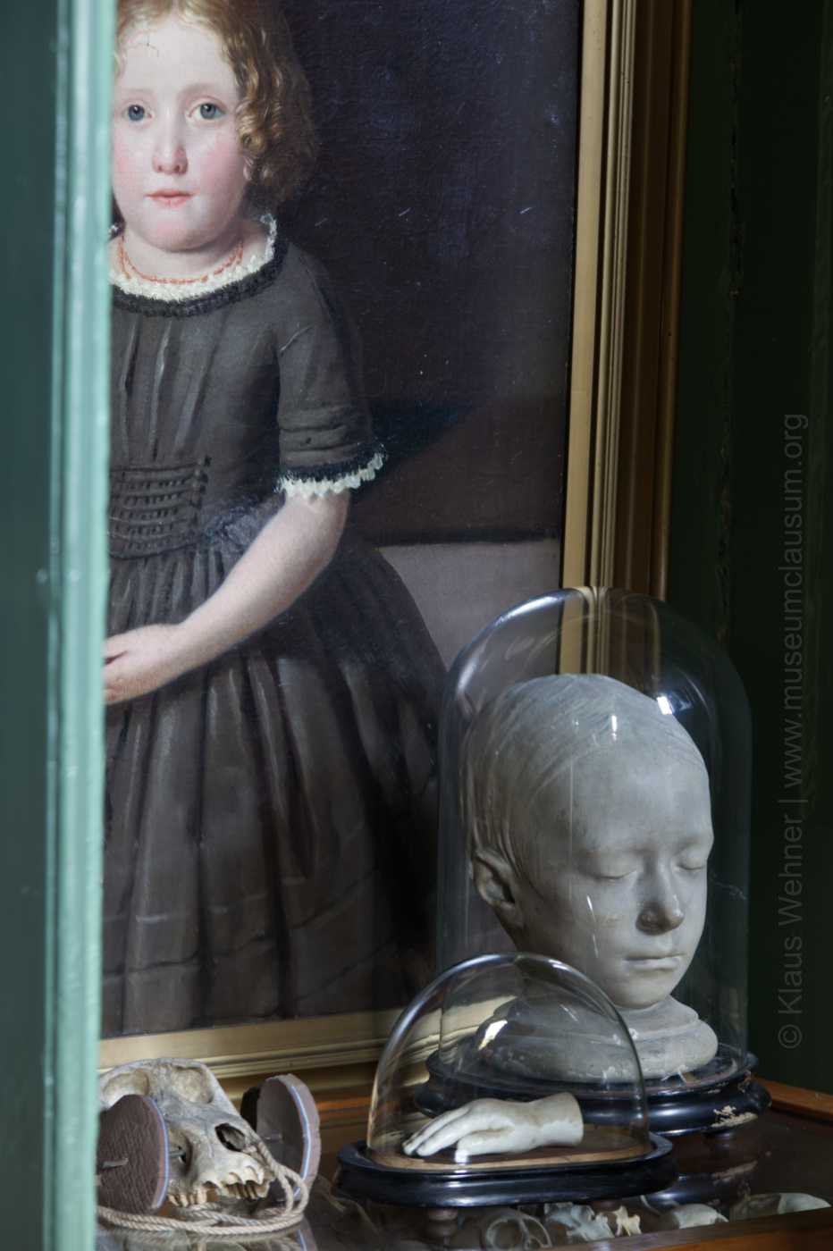 Close-up crop on selected sculptures and paintings of the collection.