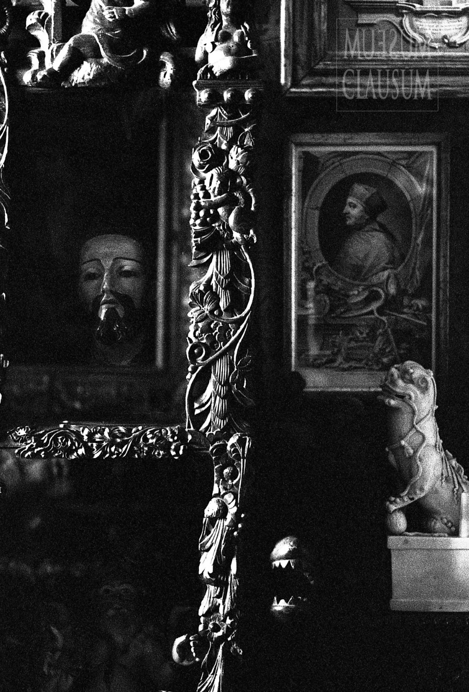 Close-up crop on selected sculptures and paintings of the collection.