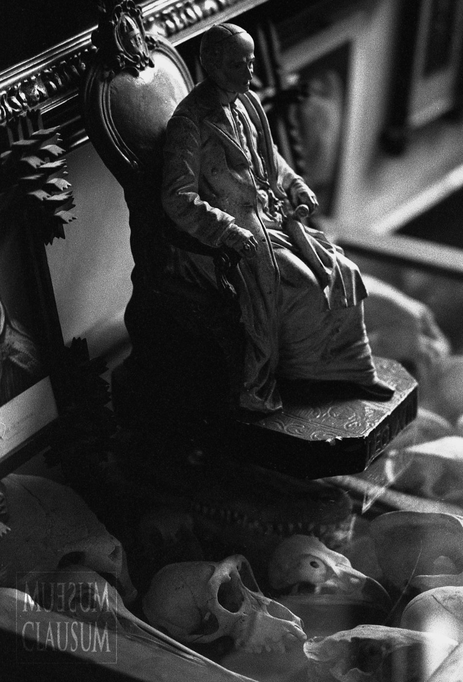 Close-up crop on selected sculptures and paintings of the collection.
