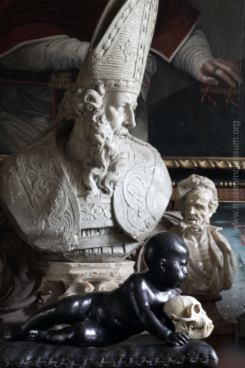 Close-up crop on selected sculptures and paintings of the collection.