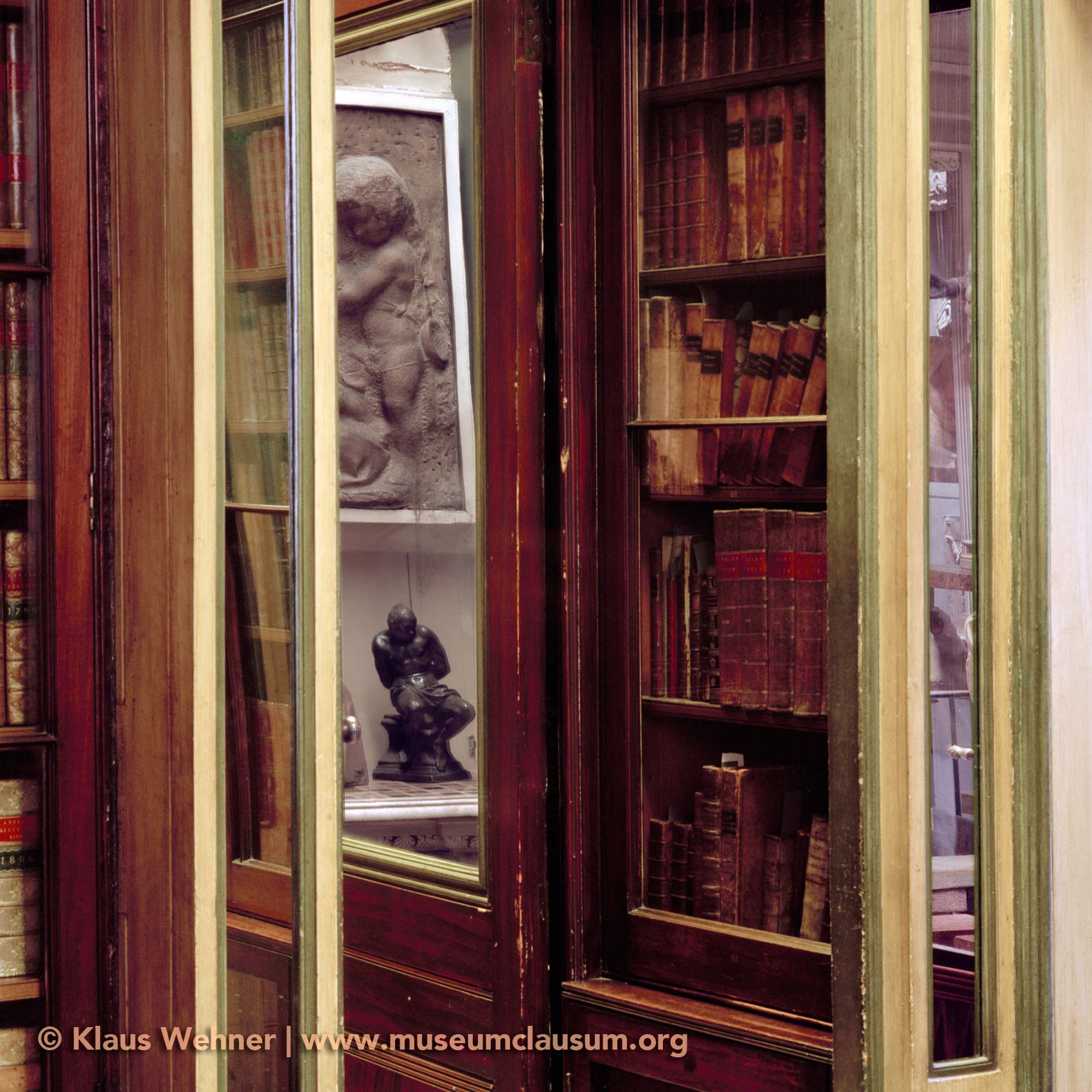 Sir John Soane's Museum: Bokshelves in the breakfast room.